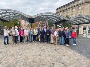 35 Interessierte nahmen am ersten Architekturspaziergang teil.