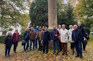 Trotz Regen wieder viele Interessierte beim Architekturspaziergang des Ortsvereins